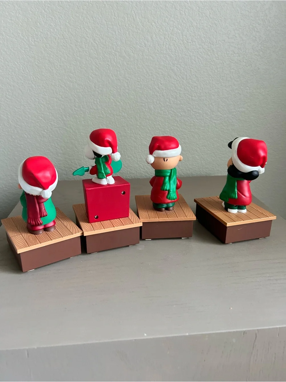 Hallmark Peanuts Christmas wireless Band Set Charlie Brown, Snoopy, Linus & Lucy